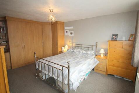 Ring Dyke Way, 1 bedroom one 2.JPG