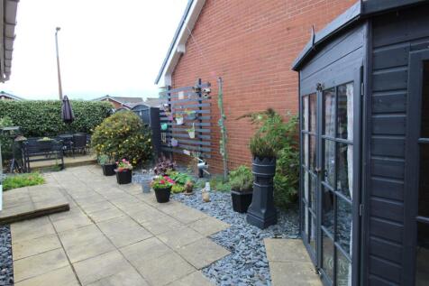 Ring Dyke Way, 1 Garden 3.JPG