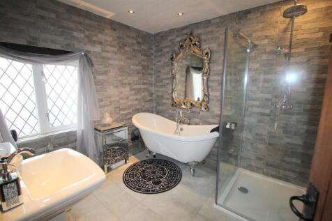 Leach Lodge Farm bathroom.JPG
