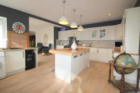 Breakfast Kitchen/Living Area