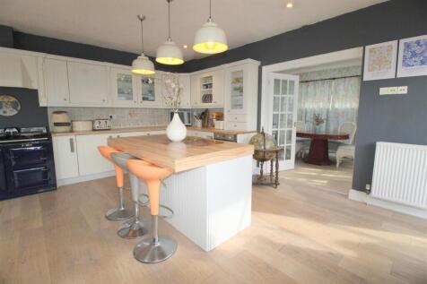 Breakfast Kitchen/Living Area