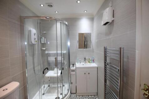 Croft Manor, Shower Room.JPG