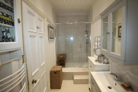 Park Road 74, En-Suite.JPG