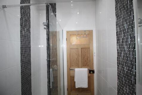 St Thomas Road, 14 Shower Room 1.JPG