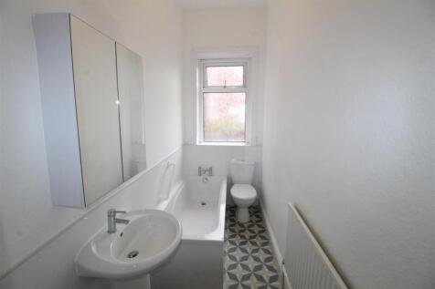 St Annes Road East, 147, Flat 1 - Bathroom.JPG