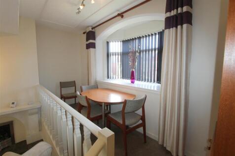 Victoria Road, 18, Flat 3 - Dining area furnished.