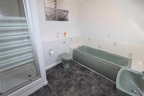 Victoria Road, 18, Flat 3 - bathroom.jpg