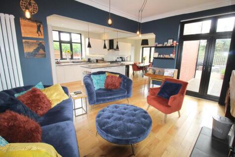 Caryl Road, 3 - family area.JPG