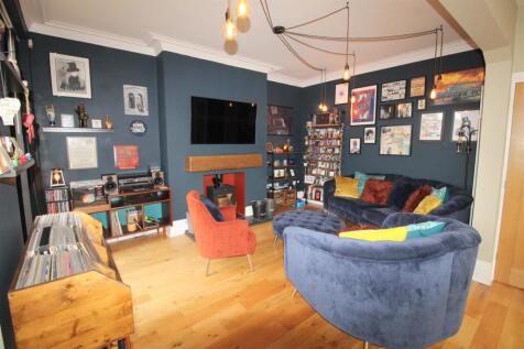 Caryl Road, 3 - family area 2.JPG