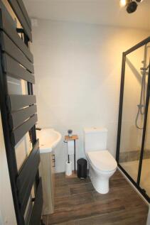 Caryl Road, 3 - en suite.JPG