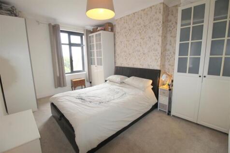 Caryl Road, 3 - bed 2.JPG