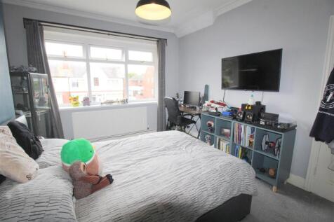 Caryl Road, 3 - bed 3 (2).JPG