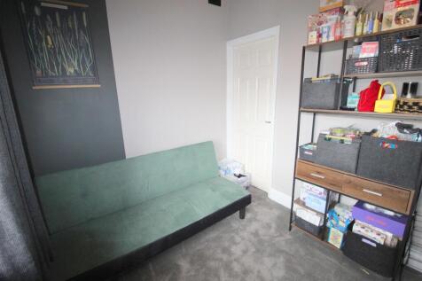 Caryl Road, 3 - bed 4 (2).JPG