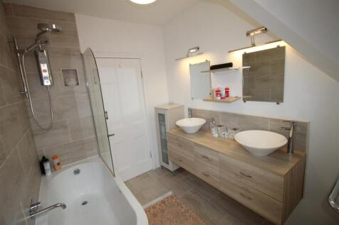 family bathroom.JPG