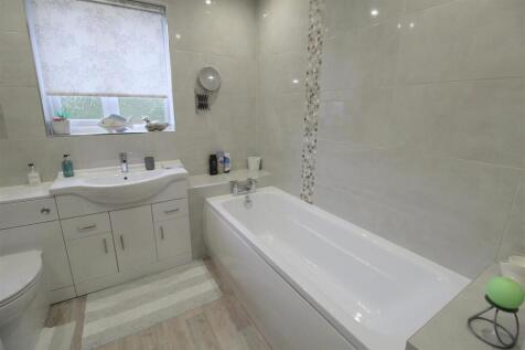 Mendip Close, bathroom.JPG