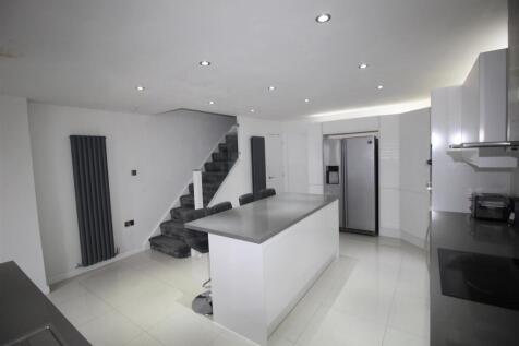 Drake Close, 11 Kitchen.JPG
