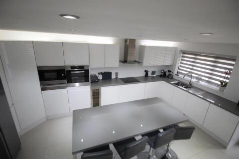 Drake Close, 11 Kitchen 2.JPG