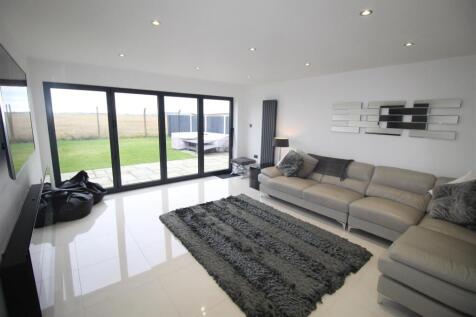 Drake Close, 11 Lounge 1.JPG