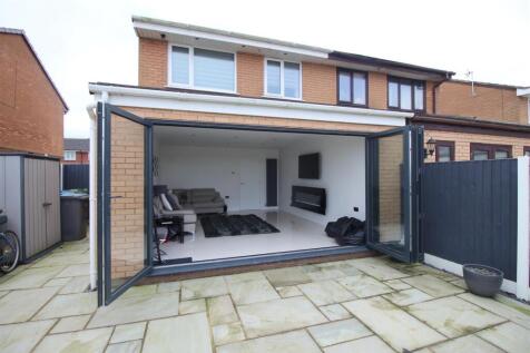 Drake Close, 11 Rear Garden 2.JPG