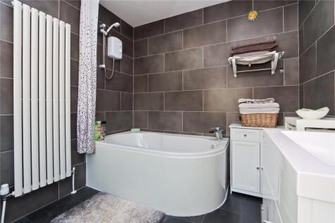 En Suite Bath Pic 2