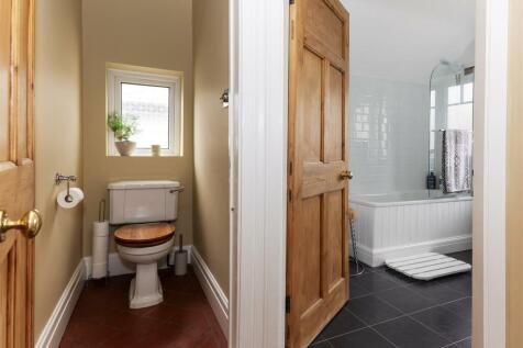Toilet and bathroom 1N9A1316-CR3-20241020-DxO_Deep