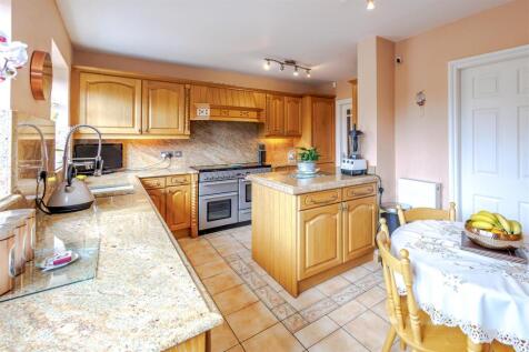 MODERN FITTED BREAKFAST KITCHEN
