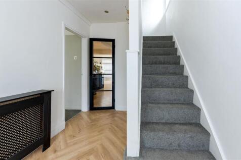 Entrance hallway stairs SAPL3870-20250504-DxO_Deep