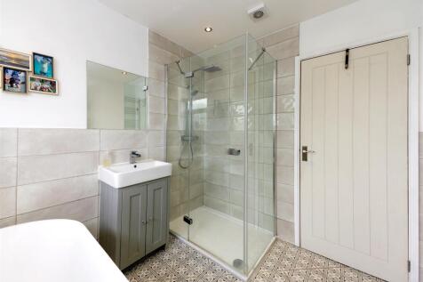 Family bathroom 1.1 SAPL3887-20250504-DxO_DeepPRIM