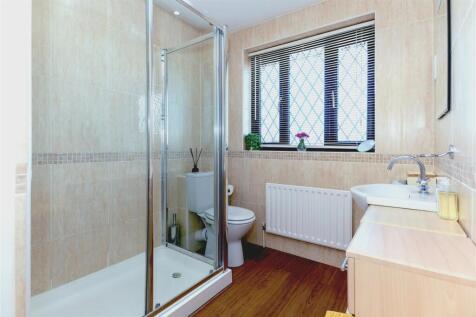 Bedroom 1 en suite SAPL2215-CR3-20250409-DxO_DeepP