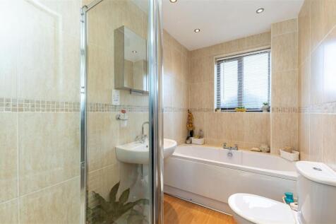 Family bathroom  1 SAPL2257-CR3-20250409-DxO_DeepP