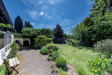 Rear Garden and lower patiocSAPL4017-20250506-DxO_