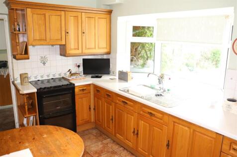 FITTED KITCHEN