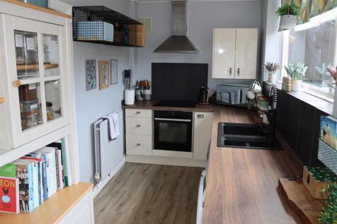 MODERN FITTED KITCHEN