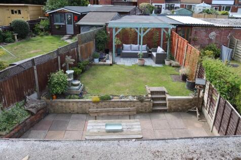 LANDSCAPED REAR GARDEN