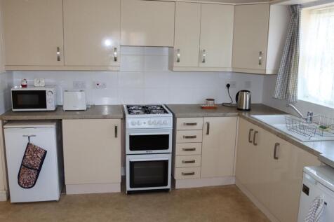 MODERN FITTED DINING KITCHEN