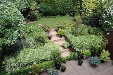 PRIVATE LANDSCAPED REAR GARDEN