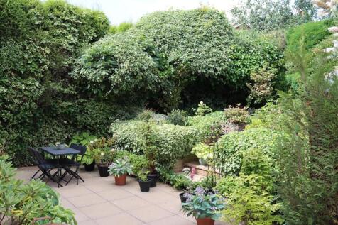 PRIVATE LANDSCAPED REAR GARDEN