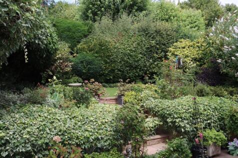 PRIVATE LANDSCAPED REAR GARDEN