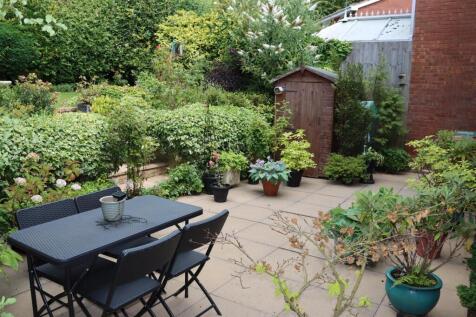 PRIVATE LANDSCAPED REAR GARDEN