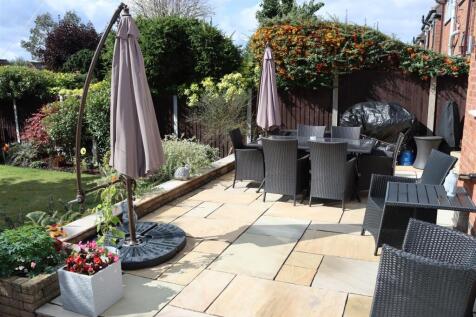 GOOD SIZED REAR GARDEN