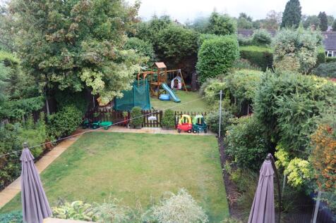 GOOD SIZED REAR GARDEN