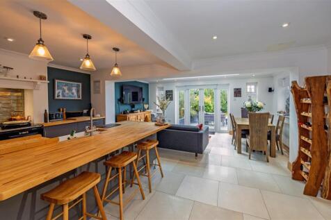 SUPERB OPEN PLAN DINING/KITCHEN/FAMILY ROOM
