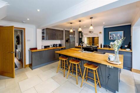 SUPERB OPEN PLAN DINING/KITCHEN/FAMILY ROOM