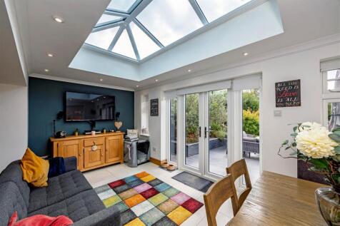SUPERB OPEN PLAN DINING/KITCHEN/FAMILY ROOM