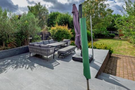 GOOD SIZED REAR GARDEN