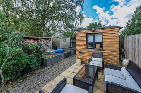 Rear end of garden with office SAPL0451-20250903-D