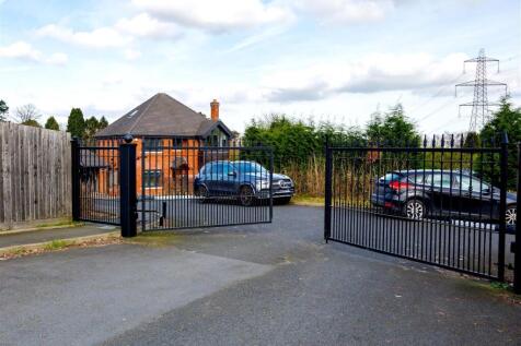 Electric gates to property SAPL7130.jpg