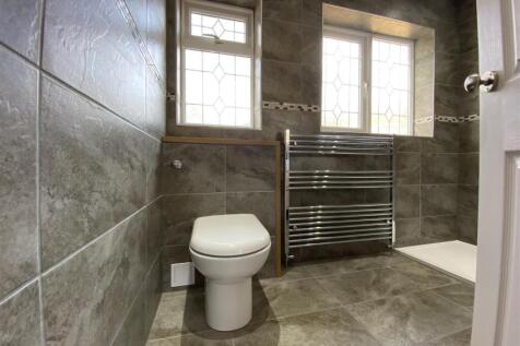 16-Luxury Shower room.JPG