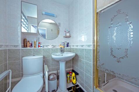 En suite bedroom 1 STPP8736-Enhanced-NR.jpg