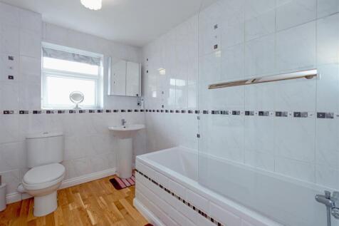 Family bathroom 1 STPP8755-Enhanced-NR.jpg